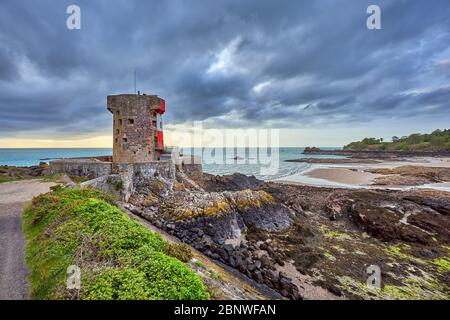 Immagine della baia di Archirondel con una Torre di maglia Napoleonica con cielo nuvoloso al mattino e bassa marea. Isole del canale di Jersey Foto Stock