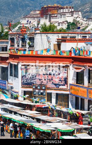 Potala Place e Jokhang Square visti dal tetto del Monastero di Jokhang in Tibet Lhasa Foto Stock