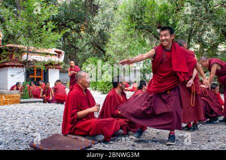 Le dispute dei monaci nel cortile di discussione del Monastero di sera, Lhasa, Tibet. I dibattiti tra i monaci sulle dottrine del buddismo tibetano. Sera Monastero è Foto Stock