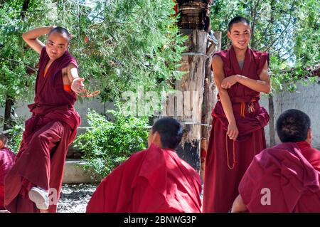 Le dispute dei monaci nel cortile di discussione del Monastero di sera, Lhasa, Tibet. I dibattiti tra i monaci sulle dottrine del buddismo tibetano. Sera Monastero è Foto Stock