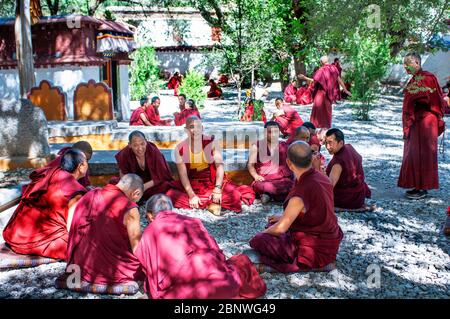 Le dispute dei monaci nel cortile di discussione del Monastero di sera, Lhasa, Tibet. I dibattiti tra i monaci sulle dottrine del buddismo tibetano. Sera Monastero è Foto Stock