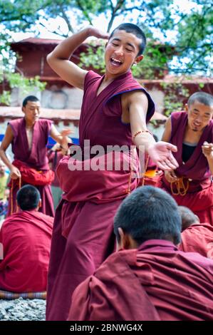 Le dispute dei monaci nel cortile di discussione del Monastero di sera, Lhasa, Tibet. I dibattiti tra i monaci sulle dottrine del buddismo tibetano. Sera Monastero è Foto Stock