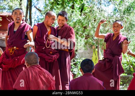 Le dispute dei monaci nel cortile di discussione del Monastero di sera, Lhasa, Tibet. I dibattiti tra i monaci sulle dottrine del buddismo tibetano. Sera Monastero è Foto Stock