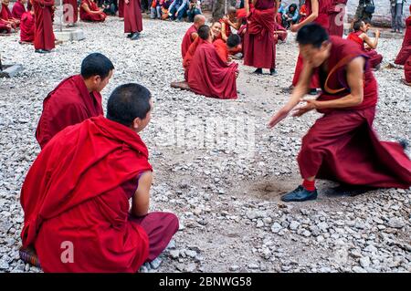 Le dispute dei monaci nel cortile di discussione del Monastero di sera, Lhasa, Tibet. I dibattiti tra i monaci sulle dottrine del buddismo tibetano. Sera Monastero è Foto Stock