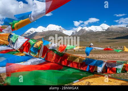 Passo la Ken la o passo Laken a 5190 metri sulla strada per il remoto Lago Nam Tso Tibet. Namtso Lago Tibet Cina. Bandiere di preghiera accanto alla base del Monte Foto Stock