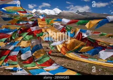 Passo la Ken la o passo Laken a 5190 metri sulla strada per il remoto Lago Nam Tso Tibet. Namtso Lago Tibet Cina. Bandiere di preghiera accanto alla base del Monte Foto Stock