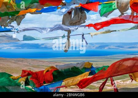 Passo la Ken la o passo Laken a 5190 metri sulla strada per il remoto Lago Nam Tso Tibet. Namtso Lago Tibet Cina. Bandiere di preghiera accanto alla base del Monte Foto Stock