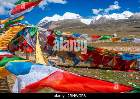 Passo la Ken la o passo Laken a 5190 metri sulla strada per il remoto Lago Nam Tso Tibet. Namtso Lago Tibet Cina. Bandiere di preghiera accanto alla base del Monte Foto Stock