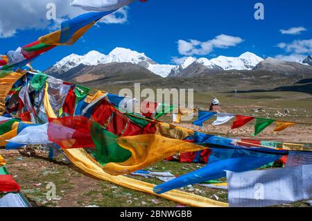 Passo la Ken la o passo Laken a 5190 metri sulla strada per il remoto Lago Nam Tso Tibet. Namtso Lago Tibet Cina. Bandiere di preghiera accanto alla base del Monte Foto Stock