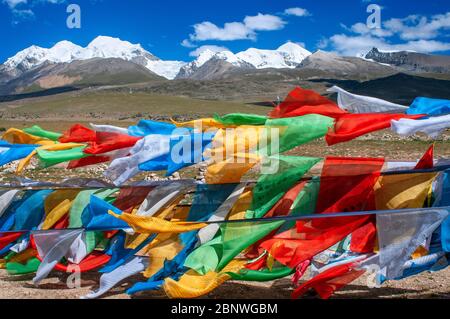 Passo la Ken la o passo Laken a 5190 metri sulla strada per il remoto Lago Nam Tso Tibet. Namtso Lago Tibet Cina. Bandiere di preghiera accanto alla base del Monte Foto Stock