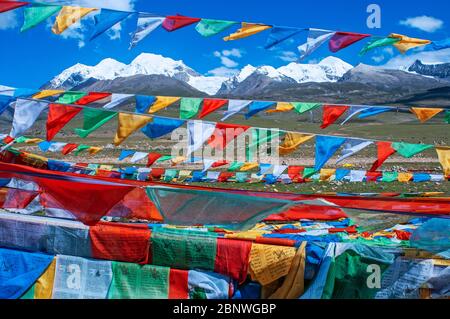 Passo la Ken la o passo Laken a 5190 metri sulla strada per il remoto Lago Nam Tso Tibet. Namtso Lago Tibet Cina. Bandiere di preghiera accanto alla base del Monte Foto Stock