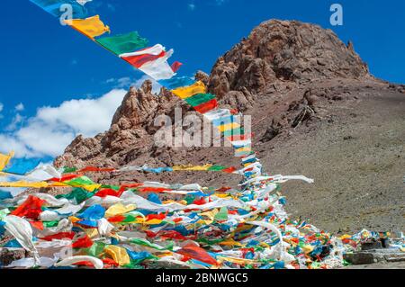 Passo la Ken la o passo Laken a 5190 metri sulla strada per il remoto Lago Nam Tso Tibet. Namtso Lago Tibet Cina. Bandiere di preghiera accanto alla base del Monte Foto Stock