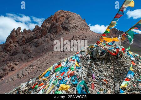 Passo la Ken la o passo Laken a 5190 metri sulla strada per il remoto Lago Nam Tso Tibet. Namtso Lago Tibet Cina. Bandiere di preghiera accanto alla base del Monte Foto Stock