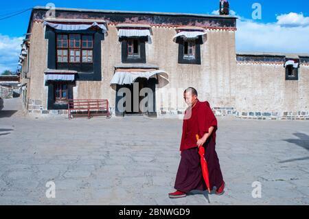Monaco al Monastero di Tashi Lhunpo a Shigatse Tibet Cina. Il tempio di Tashilhunpo fu la tradizionale sede del Panchen lama fondato nel 1447 dal primo Foto Stock