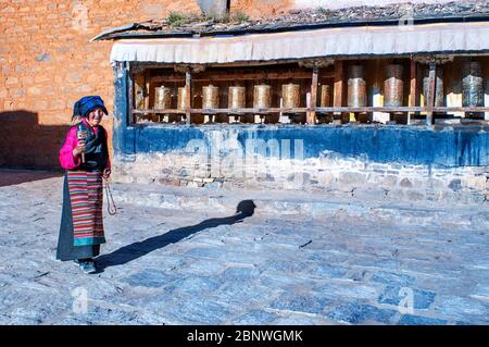 Vecchia donna che prega all'interno del monastero di Paelkhor Pelkhor Chode, Gyantse, Gyangze, Tibet, Cina. Il monastero di Pelkor Chode si trova nella parte nord-est di Gyant Foto Stock