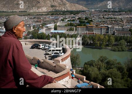 Lhasa vista dal palazzo Potala, ex residenza Dalai lama a Lhasa in Tibet. Il Potala Palace è una fortezza di dzong nella città di Lhasa, in Tibet. IO Foto Stock