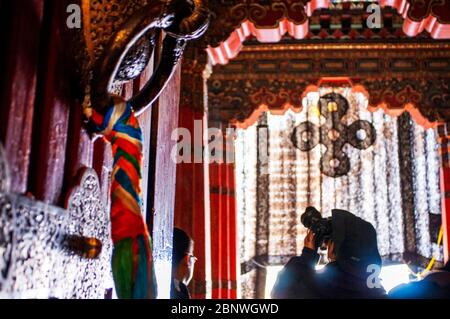 All'interno del palazzo Potala, ex residenza Dalai lama a Lhasa in Tibet. Il Potala Palace è una fortezza di dzong nella città di Lhasa, in Tibet. Era il Foto Stock