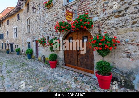 Pérouges, Francia: L'ingresso principale e il segno di Caveau de Saint Vincent (cantina di San Vincenzo) nel cuore del centro storico. Foto Stock