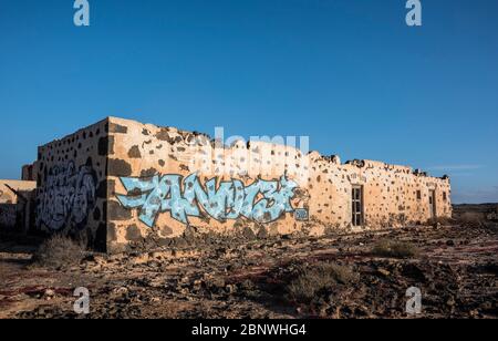 Edificio derelict a nord di Fuerteventura con graffit / murale / opere d'arte. Foto Stock