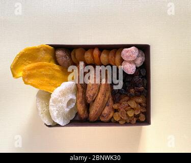 Mescolare la frutta secca nella scatola. Vista dall'alto. Simboli della vacanza giudaica Tu Bishvat. Giorno del Ringraziamento. Frutta candita Foto Stock