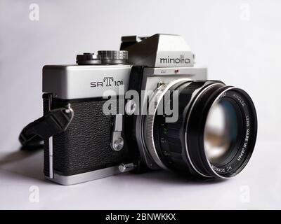 Minolta SR-T 101 con MC Rokkor-PF 1:1.4 f=58mm telecamera analogica da 35 mm vintage, lanciata nel 1966. Foto Stock