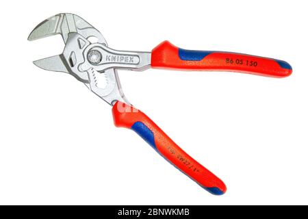 Pinze regolabili Knipex tagliate o isolate su fondo bianco, Regno Unito. Foto Stock