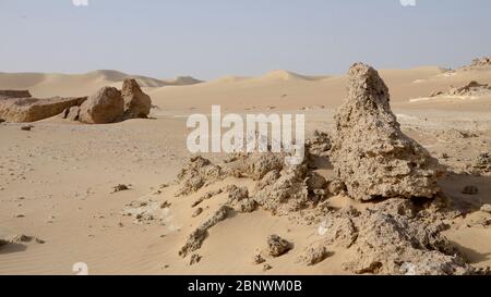 Dune di sabbia e formazione rocciosa nel deserto del Sahara, Egitto Foto Stock