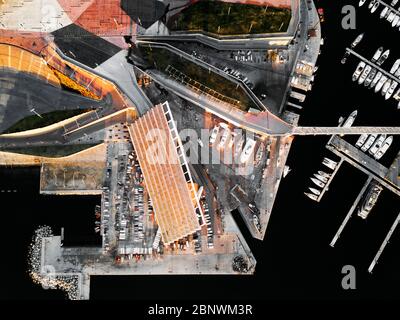 Pergola fotovoltaica, Diagonal Mar, Lungomare, vista aerea Barcellona Catalogna Spagna. Il progetto complessivo è stato realizzato da Jose Antonio Martinez Lapena Foto Stock