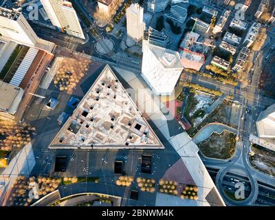 Museo di Storia Naturale del Blau nel parco del Forum e il CCIB International Barcelona Convention Centre vista aerea Barcellona Catalogna Spagna. Individuare Foto Stock