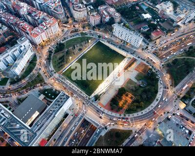 Campo di calcio Camp de l'Àliga in piazza Alfonso Comin nel quartiere Vallcarca vista aerea Barcellona Catalogna Spagna Foto Stock