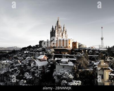 Collserola montagna Tibidabo parco divertimenti e il tempio Epiatorio del Sacro cuore vista aerea Barcellona Catalogna Spagna Foto Stock