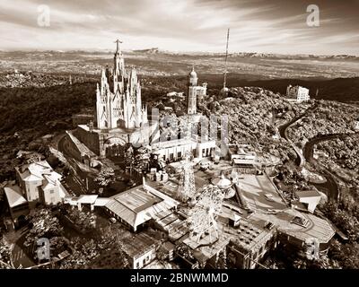 Collserola montagna Tibidabo parco divertimenti e il tempio Epiatorio del Sacro cuore vista aerea Barcellona Catalogna Spagna Foto Stock