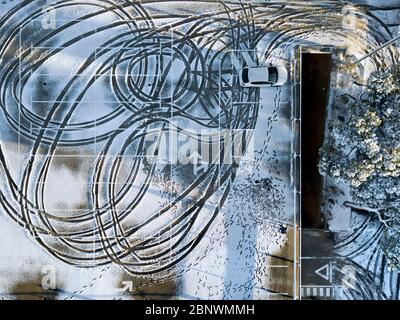 Le ruote di auto segni nella vista aerea neve in Tibidabo Collserola montagna a Barcellona Catalonia Spagna Foto Stock