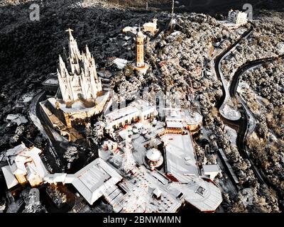 Collserola montagna Tibidabo parco divertimenti e il tempio Epiatorio del Sacro cuore vista aerea Barcellona Catalogna Spagna Foto Stock