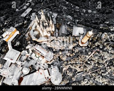 Collserola montagna Tibidabo parco divertimenti e il tempio Epiatorio del Sacro cuore vista aerea Barcellona Catalogna Spagna Foto Stock