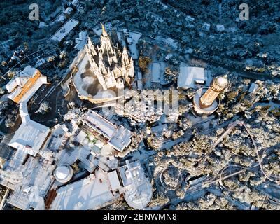 Collserola montagna Tibidabo parco divertimenti e il tempio Epiatorio del Sacro cuore vista aerea Barcellona Catalogna Spagna Foto Stock