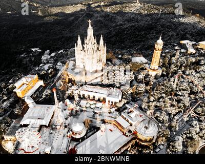 Collserola montagna Tibidabo parco divertimenti e il tempio Epiatorio del Sacro cuore vista aerea Barcellona Catalogna Spagna Foto Stock