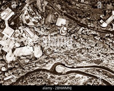 Collserola montagna Tibidabo parco divertimenti e il tempio Epiatorio del Sacro cuore vista aerea Barcellona Catalogna Spagna Foto Stock