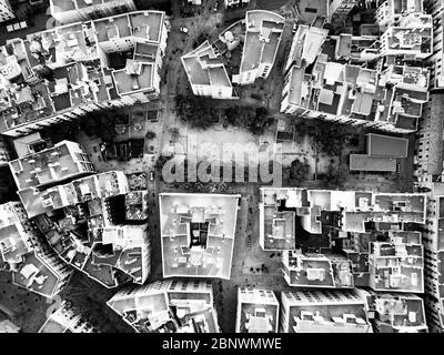 Campo di calcio in Jardins forat de la vergonya raval quartiere vista aerea Barcellona Catalogna Spagna il giardino del buco è iniziato nel 2000 da un Foto Stock