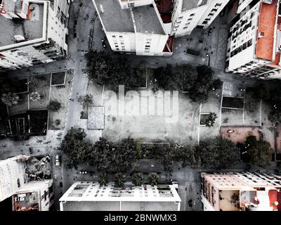 Campo di calcio in Jardins forat de la vergonya raval quartiere vista aerea Barcellona Catalogna Spagna il giardino del buco è iniziato nel 2000 da un Foto Stock