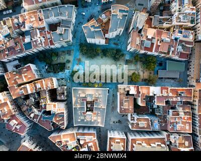 Campo di calcio in Jardins forat de la vergonya raval quartiere vista aerea Barcellona Catalogna Spagna il giardino del buco è iniziato nel 2000 da un Foto Stock