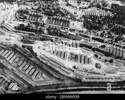 Vista aerea delle tombe sul cimitero di Montjuic Barcellona Catalogna Spagna. Il Cementiri de Montjuïc, il cimitero sulla collina di Barcellona, è molto Foto Stock