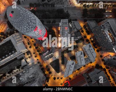 Vista aerea notturna del grattacielo di Torre Agbar progettato dall'architetto francese Jean Nouvel, Barcellona, Catalogna, Spagna. L'edificio più alto della città Foto Stock