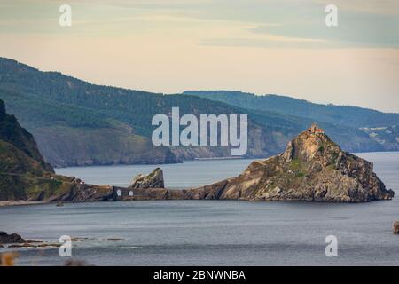 Vista del ponte di accesso e l'isola di Gaztelugatxe Foto Stock