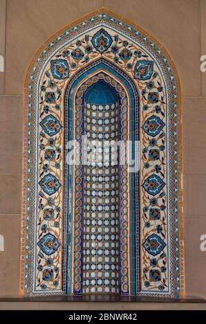 MASCATE, OMAN - 30 NOVEMBRE 2017: Mosaico di piastrelle con ceramiche contemporanee e stile modello nella Grande Moschea del Sultano Qaboos a Mascate, Oman Foto Stock