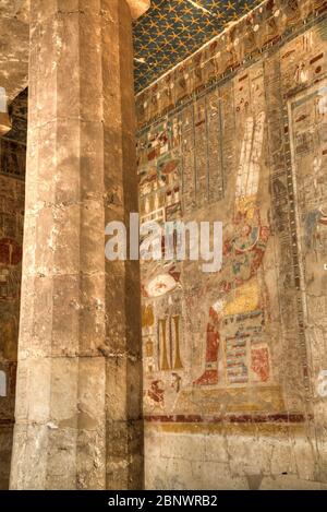 Rilievi, Cappella di Anubis, Tempio Morto di Hatshepsut (Deir el-Bahri), Sito Patrimonio dell'Umanità dell'UNESCO, Luxor, Egitto Foto Stock