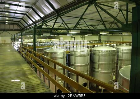 Barili e attrezzature tecniche all'interno della cantina della vineria Groot Constantia, Constantia, Città del Capo, Sud Africa, Africa. Foto Stock