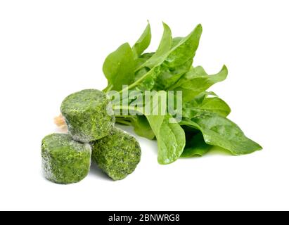 Foglie di spinaci fresche e surgelate. Isolato su sfondo bianco Foto Stock