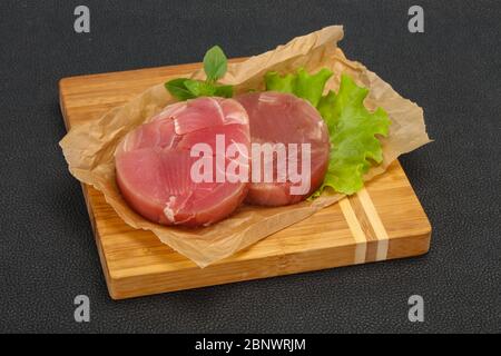 Tonno crudo round steak pronto per il grill Foto Stock
