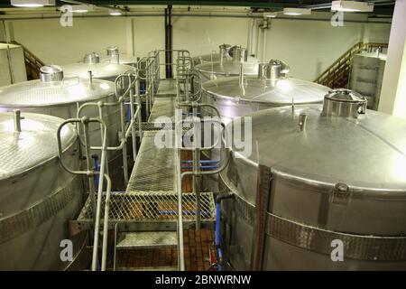 Barili e attrezzature tecniche all'interno della cantina della vineria Groot Constantia, Constantia, Città del Capo, Sud Africa, Africa. Foto Stock